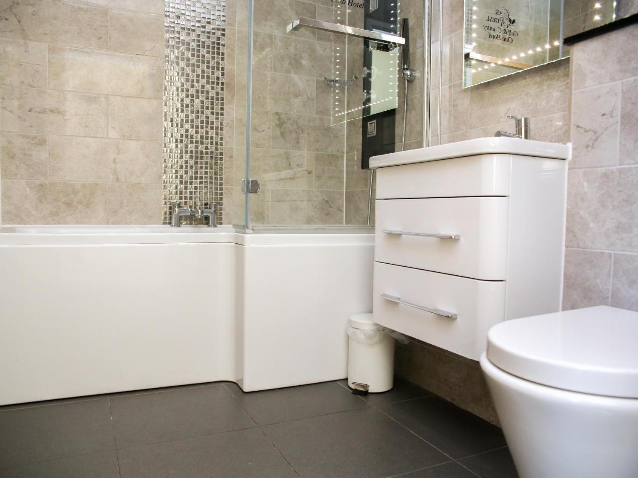 Oak Royal Hotel, Golf And Country Club Chorley  Extérieur photo